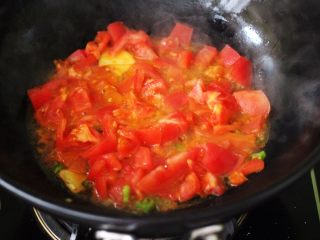 养胃益气的番茄酸汤肥牛卷,这个时候倒入番茄，大火进行翻炒片刻。