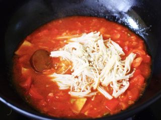 养胃益气的番茄酸汤肥牛卷,大火煮沸后加入焯过水的金针菇。