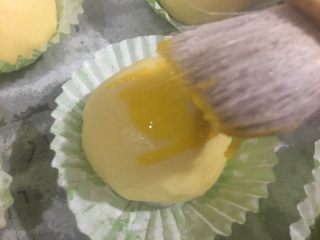 港式酥皮菠萝包,刷蛋黄液
