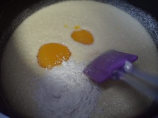 草莓蛋挞,当奶油液冷却之后放入鸡蛋黄和低筋面粉，用打蛋器搅拌均匀至无颗粒状