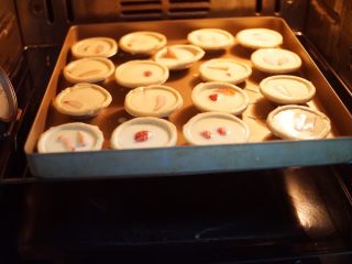 草莓蛋挞,最后放入预热好的烤箱中层，以210摄氏度上下火烤20分钟