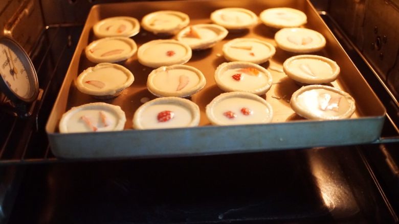 草莓蛋挞,最后放入预热好的烤箱中层，以210摄氏度上下火烤20分钟