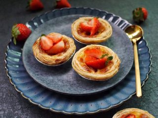 草莓蛋挞,烤好后可以在蛋挞上放入新鲜的草莓配着吃