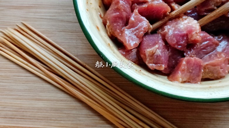 烤肉串,竹签用开水浸泡洗净，把腌制好的酥肉力串起来。