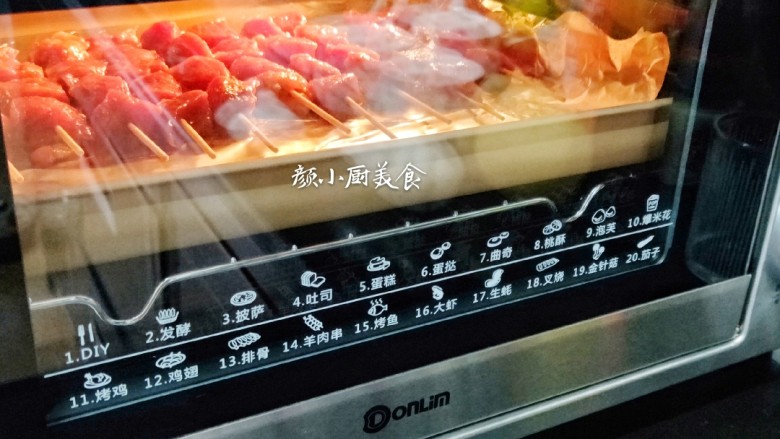 烤肉串,烤箱上下管230°提前预热10分钟把，串好的肉串放入烤箱中上下火230°烤20分钟。