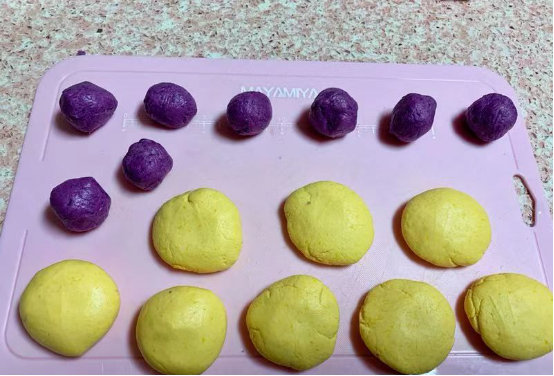 可爱紫薯南瓜包,揉成若干小团子，剩余的可以做其他用处