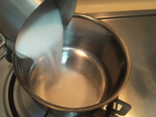 准备一道简单的法式奶油霜,小奶锅中倒入细砂糖。