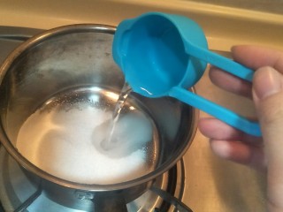 准备一道简单的法式奶油霜,加入25克水。