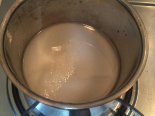 准备一道简单的法式奶油霜,准备熬煮糖浆。注意糖不要黏在锅壁上。
