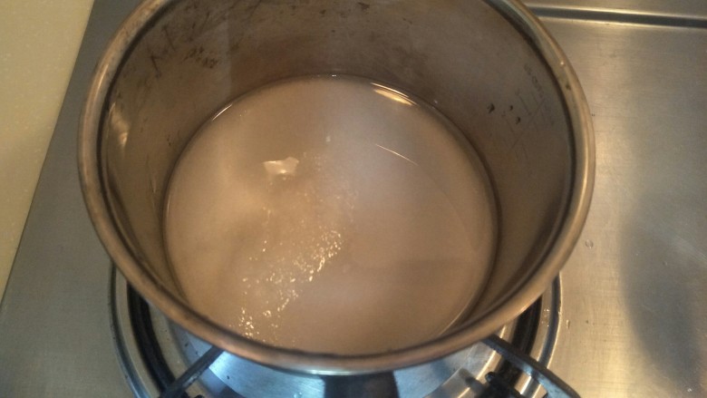 准备一道简单的法式奶油霜,准备熬煮糖浆。注意糖不要黏在锅壁上。
