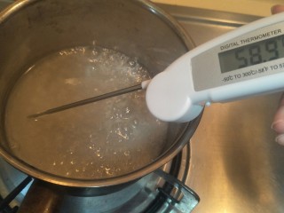 准备一道简单的法式奶油霜,开最小的火加热。