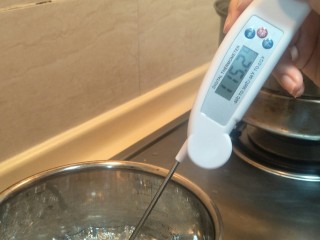 准备一道简单的法式奶油霜,加热到115°了，马上冲入鸡蛋液中。