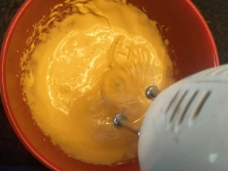 准备一道简单的法式奶油霜,打蛋器高速打至蛋黄。
