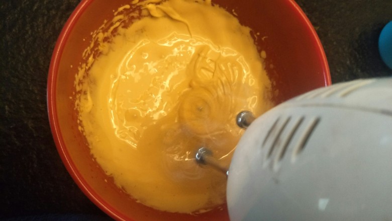 准备一道简单的法式奶油霜,打蛋器高速打至蛋黄。