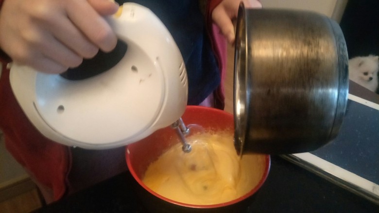 准备一道简单的法式奶油霜,一边倒入糖浆，一边开打蛋器高速打发蛋黄是糖使降温。