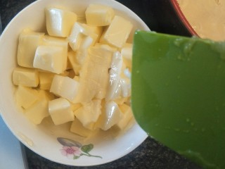 准备一道简单的法式奶油霜,但是加入软化好的黄油。用刮刀轻轻一按就软掉的那种哦。