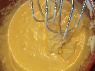 准备一道简单的法式奶油霜,分次加入黄油。打发鸡蛋。