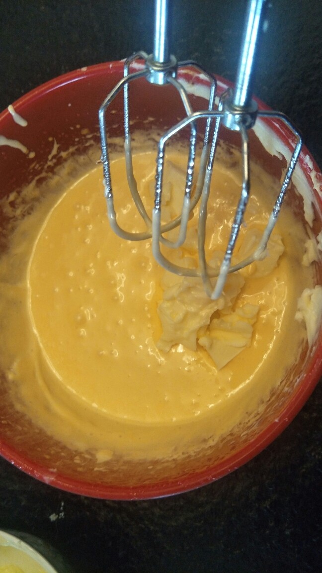 准备一道简单的法式奶油霜,分次加入黄油。打发鸡蛋。