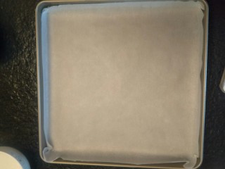 细腻顺滑的法式淡奶油蛋糕卷,准备一个烤盘。盘中垫油纸。