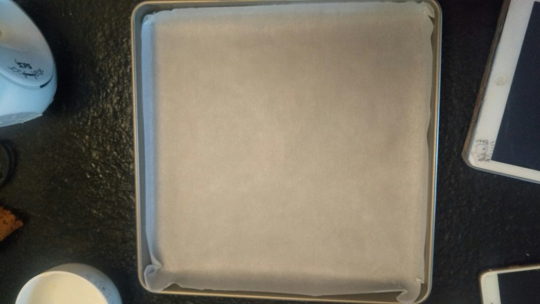 细腻顺滑的法式淡奶油蛋糕卷,准备一个烤盘。盘中垫油纸。