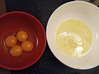 细腻顺滑的法式淡奶油蛋糕卷,准备四个鸡蛋。蛋清分离。