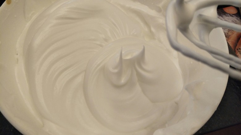 细腻顺滑的法式淡奶油蛋糕卷,打到蛋白干性发泡。