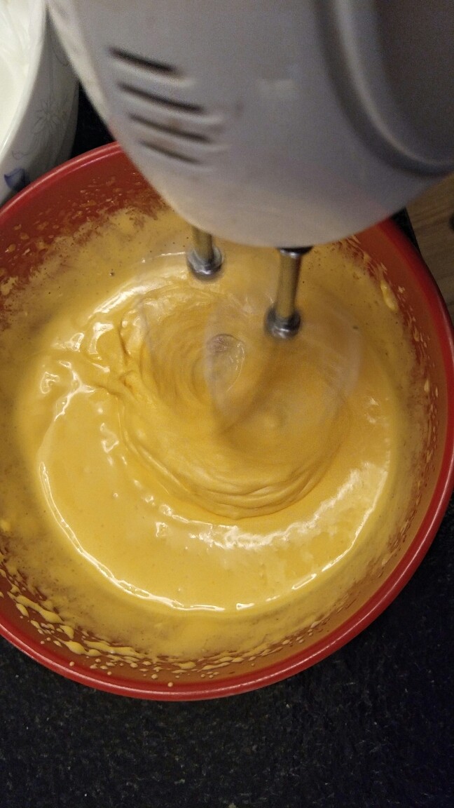 细腻顺滑的法式淡奶油蛋糕卷,打蛋器高速打发。