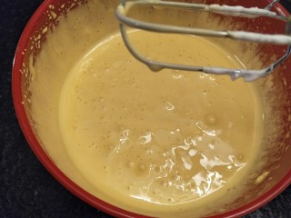 细腻顺滑的法式淡奶油蛋糕卷,蛋黄液发白膨胀。