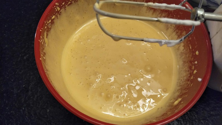 细腻顺滑的法式淡奶油蛋糕卷,蛋黄液发白膨胀。