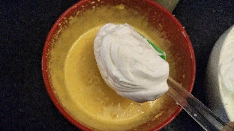 细腻顺滑的法式淡奶油蛋糕卷,挖入一勺蛋白霜
