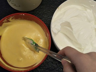 细腻顺滑的法式淡奶油蛋糕卷,小心的挂拌