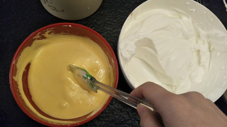 细腻顺滑的法式淡奶油蛋糕卷,小心的挂拌