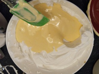 细腻顺滑的法式淡奶油蛋糕卷,再把蛋黄液倒入蛋白霜中