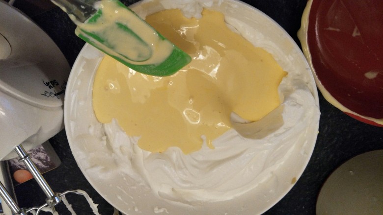 细腻顺滑的法式淡奶油蛋糕卷,再把蛋黄液倒入蛋白霜中
