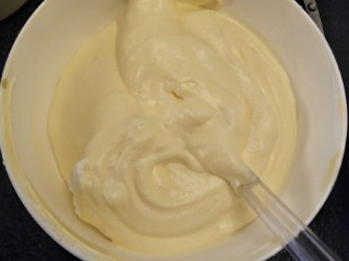 细腻顺滑的法式淡奶油蛋糕卷,慢慢切拌均匀。