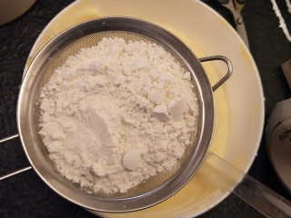 细腻顺滑的法式淡奶油蛋糕卷,过筛80g低筋面粉