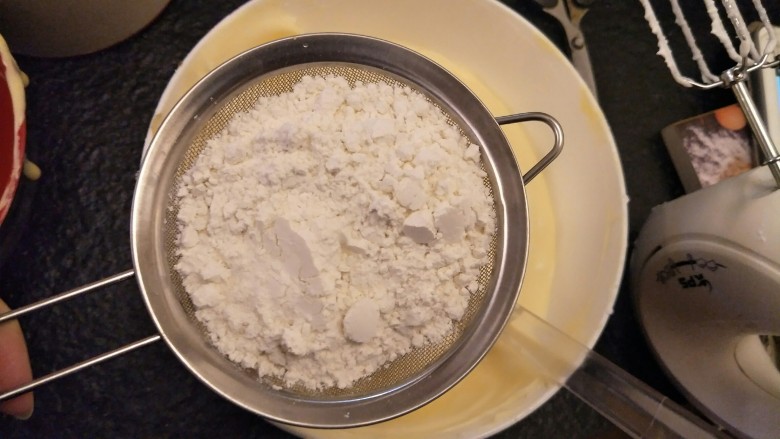 细腻顺滑的法式淡奶油蛋糕卷,过筛80g低筋面粉