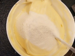 细腻顺滑的法式淡奶油蛋糕卷,慢慢拌入。蛋糕糊中。烤箱预热180度