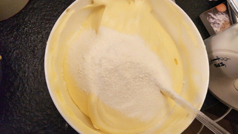 细腻顺滑的法式淡奶油蛋糕卷,慢慢拌入。蛋糕糊中。烤箱预热180度