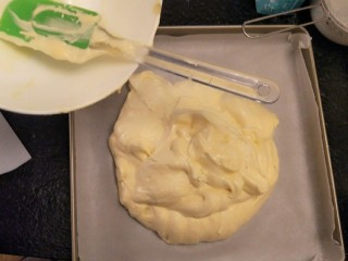 细腻顺滑的法式淡奶油蛋糕卷,倒入烤盘中。