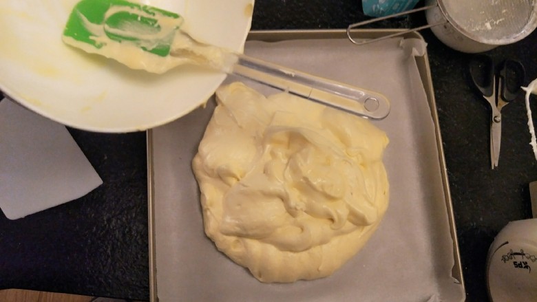 细腻顺滑的法式淡奶油蛋糕卷,倒入烤盘中。