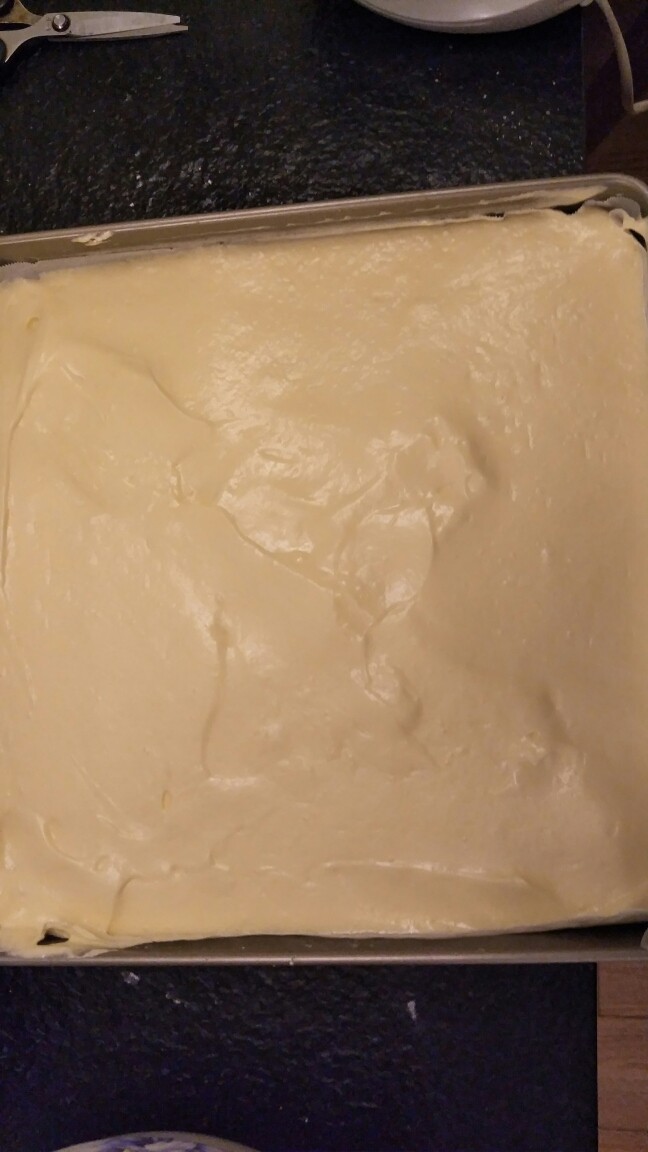 细腻顺滑的法式淡奶油蛋糕卷,用刮刀铺满烤盘。