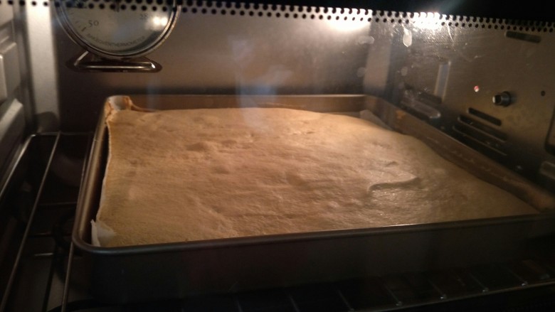 细腻顺滑的法式淡奶油蛋糕卷,180°烤15分钟烤至表面金黄。