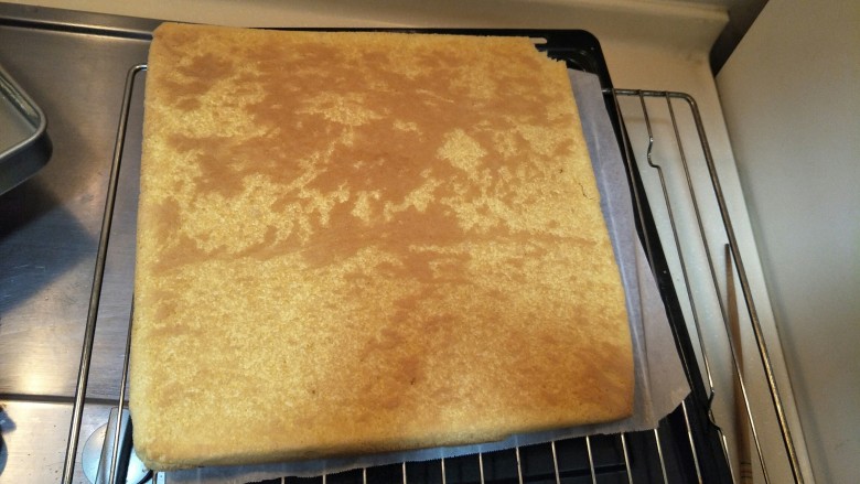 细腻顺滑的法式淡奶油蛋糕卷,脱模晾凉，撕油纸。