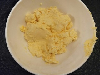 细腻顺滑的法式淡奶油蛋糕卷,这里准备了法式奶油霜100g做法在上一期有教程。