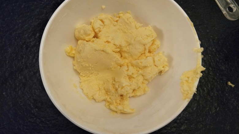 细腻顺滑的法式淡奶油蛋糕卷,这里准备了法式奶油霜100g做法在上一期有教程。