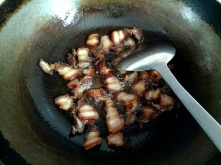 白菜尖椒炒腊肉,锅中放入适量植物油，放入腊肉小火翻炒