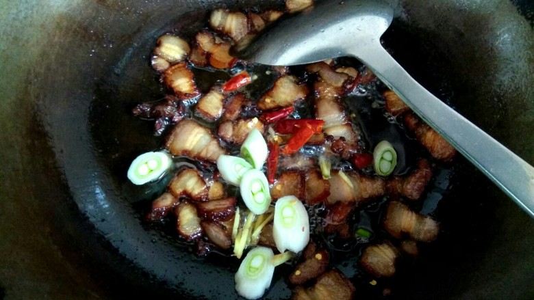 白菜尖椒炒腊肉,腊肉变透明，放入葱姜干红辣椒
