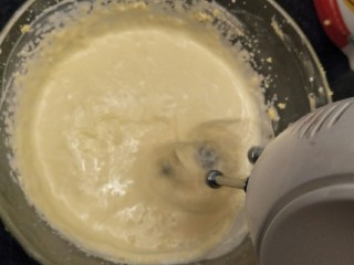 细腻顺滑的法式淡奶油蛋糕卷,打发淡奶油。