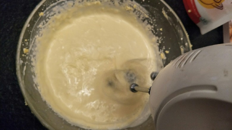细腻顺滑的法式淡奶油蛋糕卷,打发淡奶油。